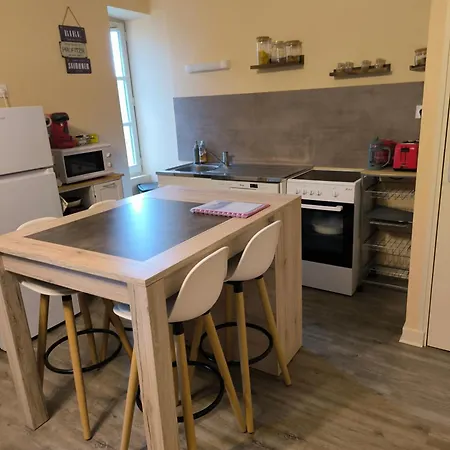 Le Logis Dans La Place Appartement De Deux Chambres Thouarce Exterior photo