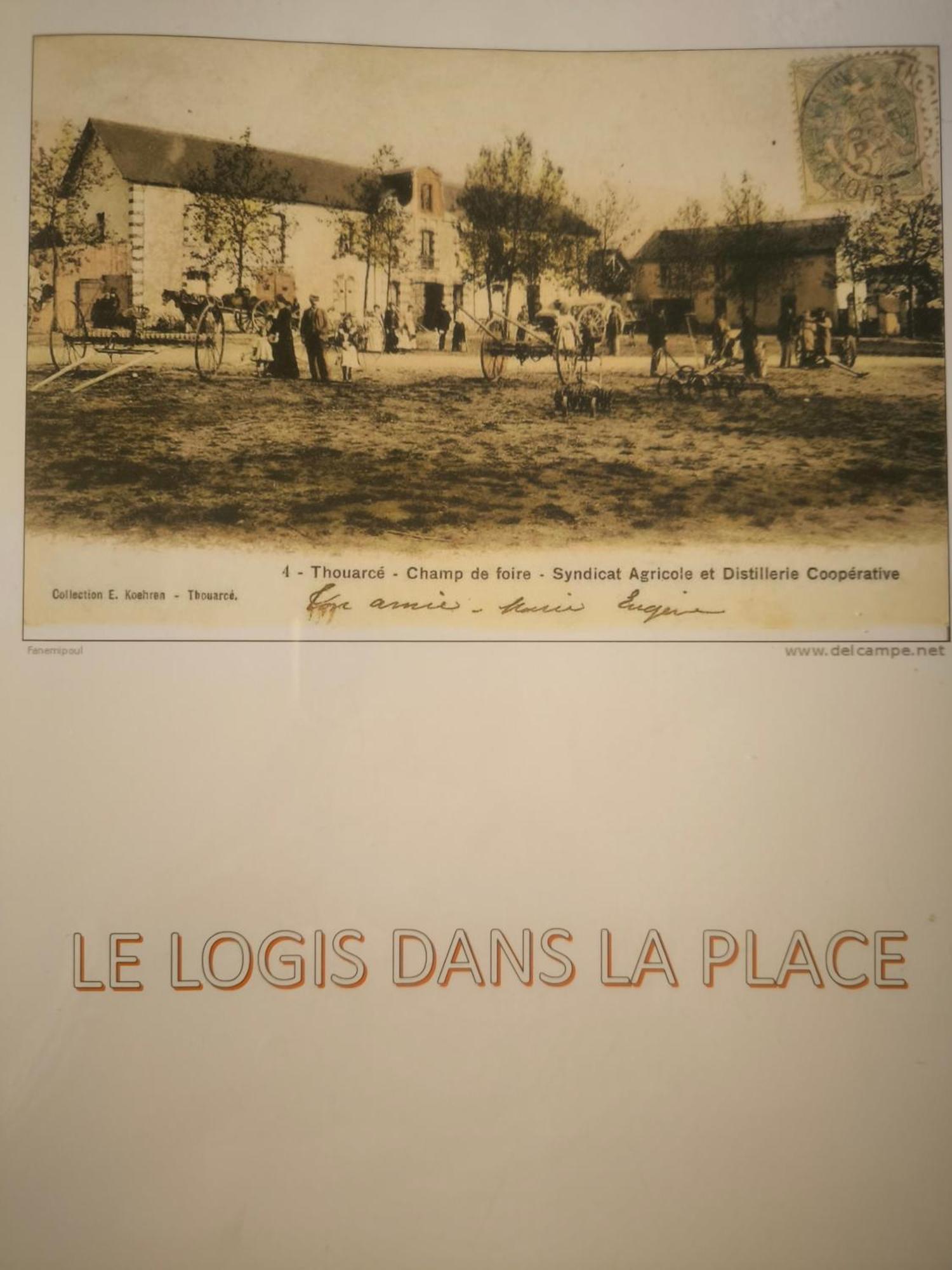 Le Logis Dans La Place De Deux