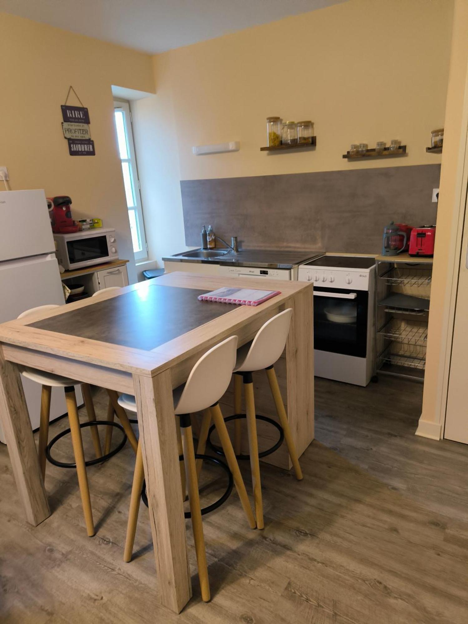 Le Logis Dans La Place De Deux Apartment Thouarce