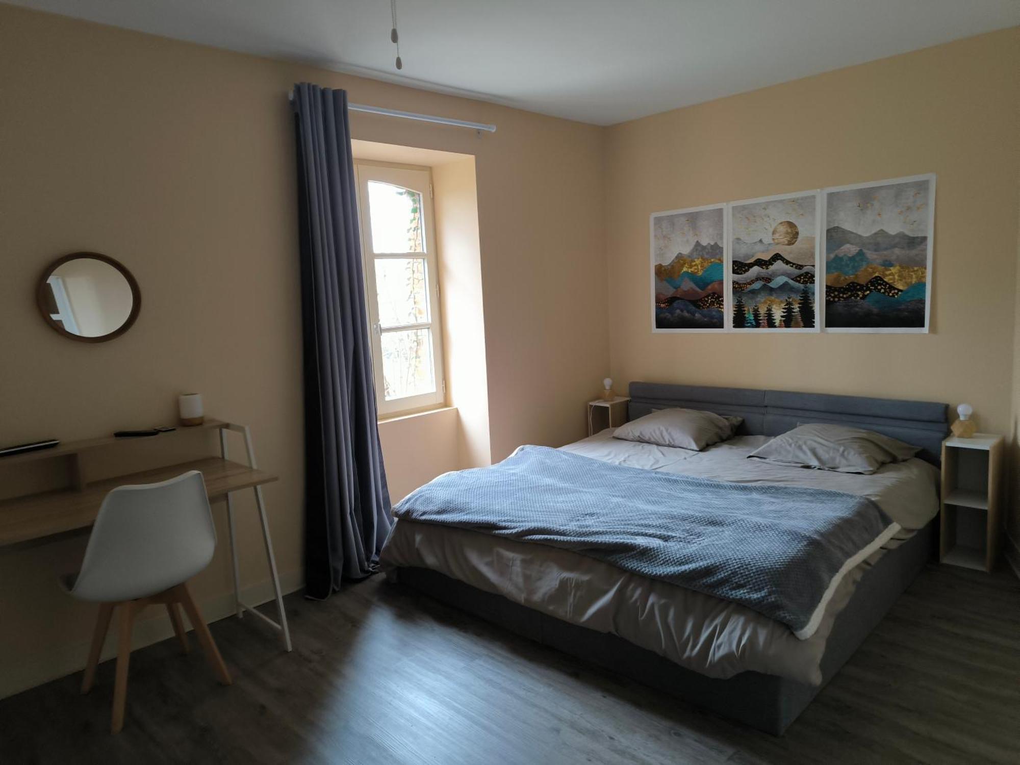 Le Logis Dans La Place De Deux Apartment Thouarce